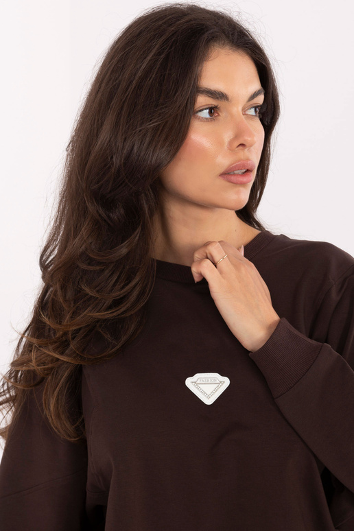 Tmavě hnědý svetr