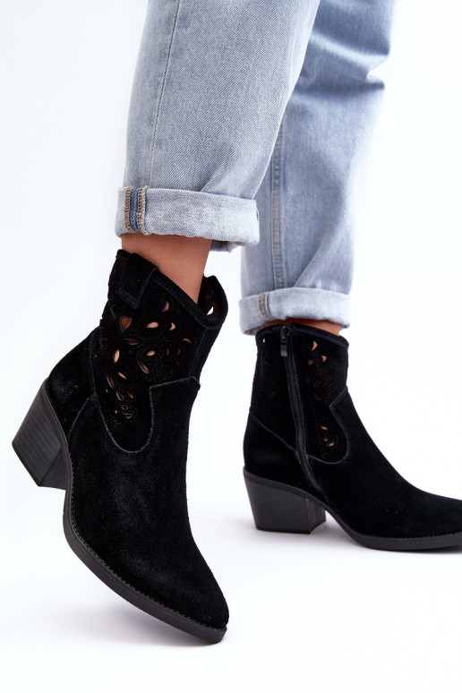 ze semiše Boty v kovbojském stylu s ažurovými prvky D&A SN622-20 Černé ze semiše Boty v kovbojském stylu s ažurovými prvky D&A SN622-20 Černé