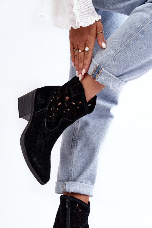 ze semiše Boty v kovbojském stylu s ažurovými prvky D&A SN622-20 Černé ze semiše Boty v kovbojském stylu s ažurovými prvky D&A SN622-20 Černé