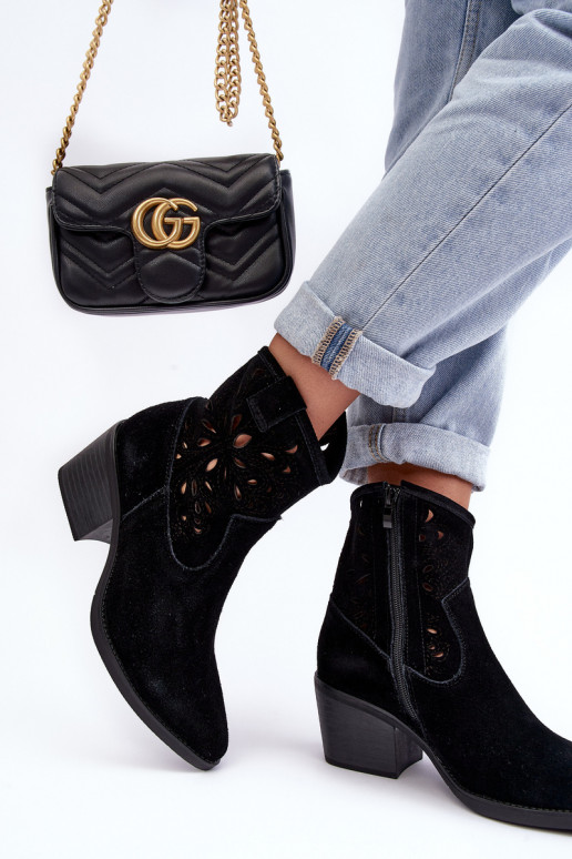 ze semiše Boty v kovbojském stylu s ažurovými prvky D&A SN622-20 Černé ze semiše Boty v kovbojském stylu s ažurovými prvky D&A SN622-20 Černé