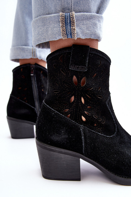 ze semiše Boty v kovbojském stylu s ažurovými prvky D&A SN622-20 Černé ze semiše Boty v kovbojském stylu s ažurovými prvky D&A SN622-20 Černé