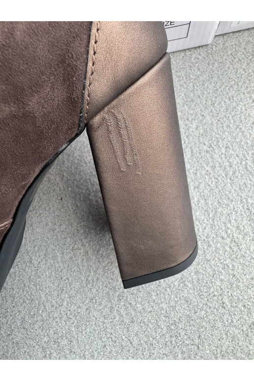 Semišové boty s podpatky Laura Messi 2702 hnědá Semišové boty s podpatky Laura Messi 2702 hnědá