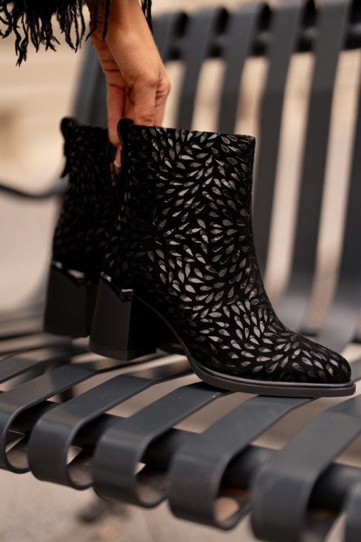 Semišové sandály na podpatku  Tłoczeniem D&A CR42-192 Černé Semišové sandály na podpatku  Tłoczeniem D&A CR42-192 Černé