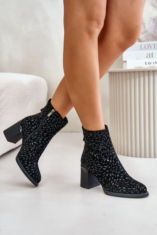 Semišové sandály na podpatku  Tłoczeniem D&A CR42-192 Černé Semišové sandály na podpatku  Tłoczeniem D&A CR42-192 Černé