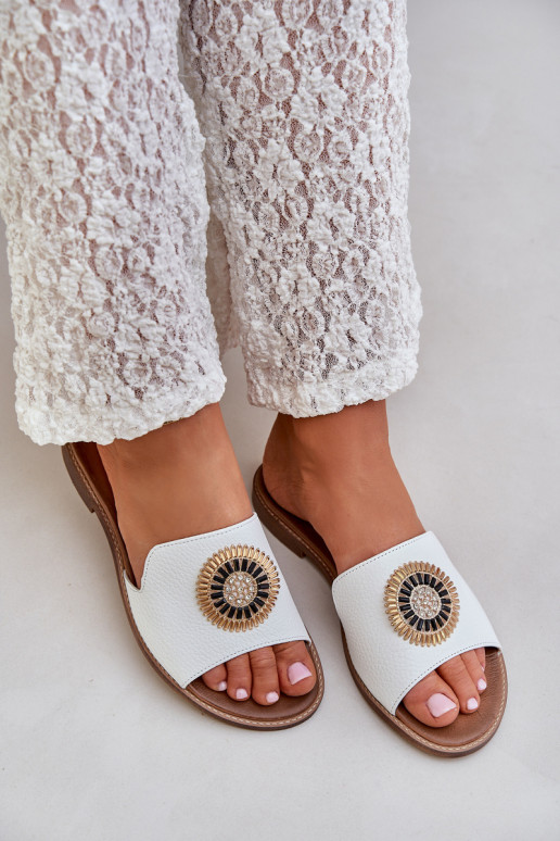 Pantofle s ornamenty s širokými podpatky  3047/O bílé