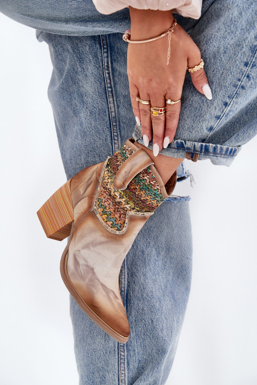 Dřeváky kovbojský styl s podpatky zdobené Plecionką  06810-29 různé barvy Dřeváky kovbojský styl s podpatky zdobené Plecionką  06810-29 různé barvy