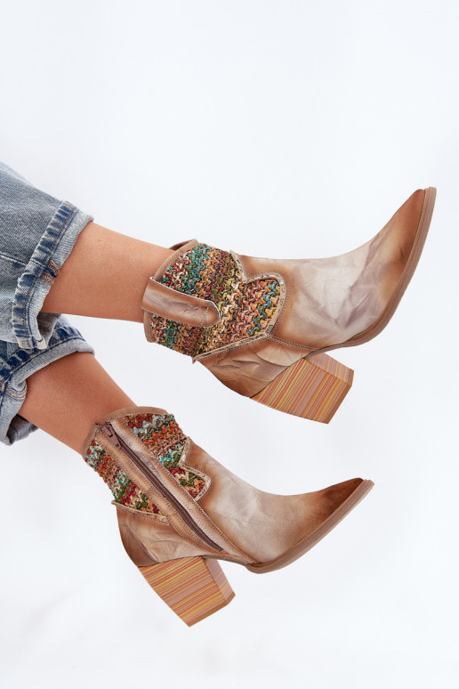 Dřeváky kovbojský styl s podpatky zdobené Plecionką  06810-29 různé barvy Dřeváky kovbojský styl s podpatky zdobené Plecionką  06810-29 různé barvy