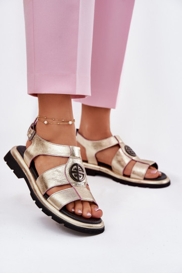 Dámské sandály  s efektem laku  Detalem Artiker 56C0689 zlaté barvy
