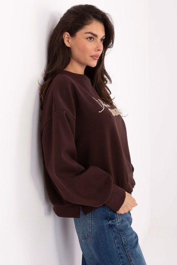 Tmavě hnědý svetr