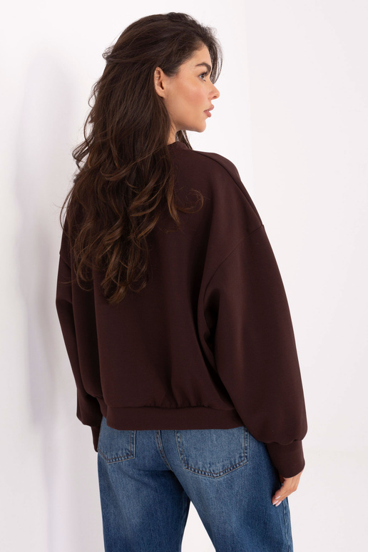 Tmavě hnědý svetr