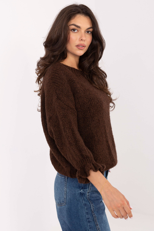 Tmavě hnědý svetr