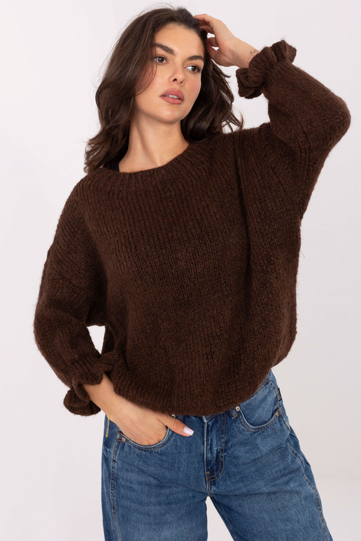 Tmavě hnědý svetr