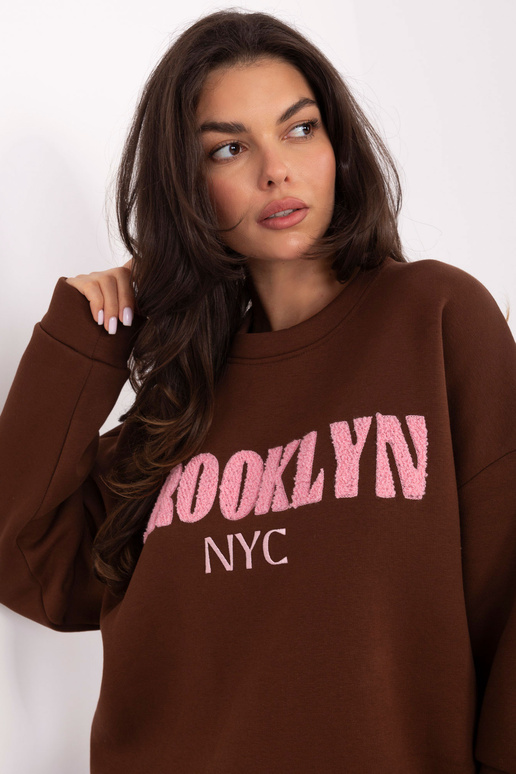 Hnědý svetr s kapucí