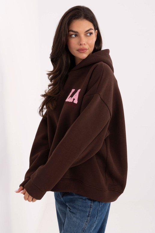 Tmavě hnědý svetr