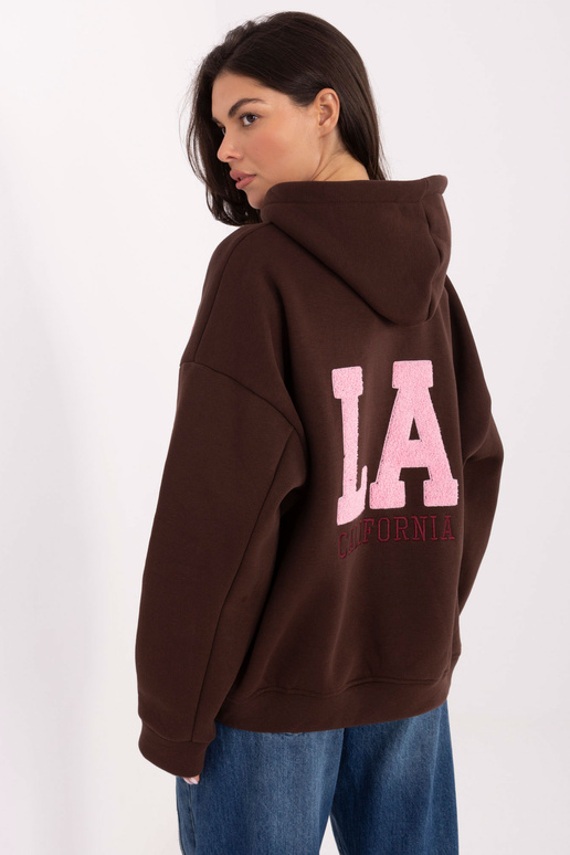 Tmavě hnědý svetr