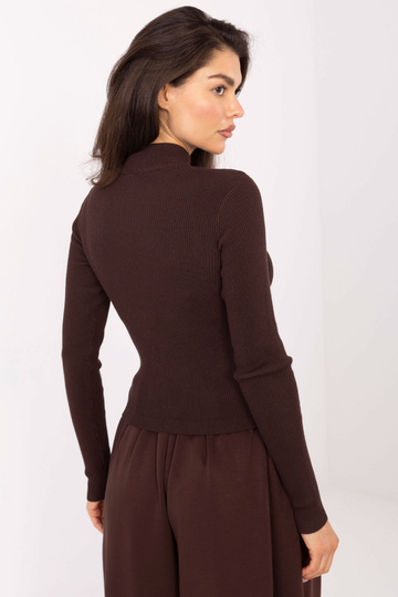 Tmavě hnědý svetr