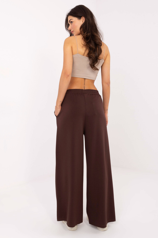 Tmavě hnědé kalhoty