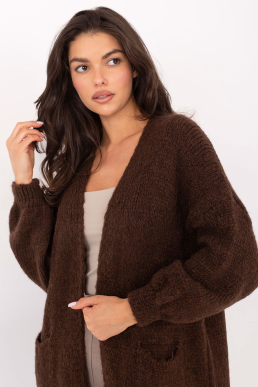 Tmavě hnědý svetr
