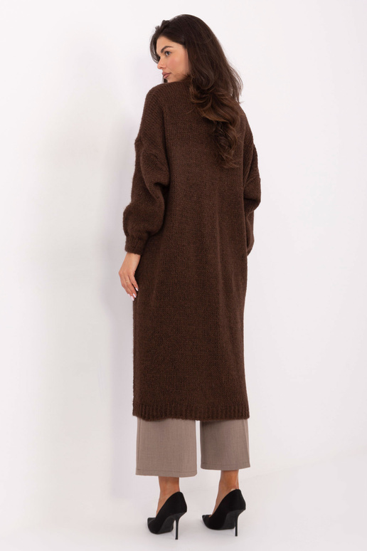 Tmavě hnědý svetr
