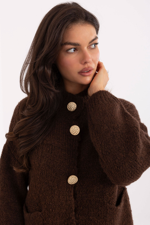 Tmavě hnědý svetr