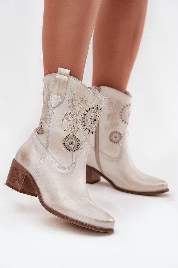 ze semiše Dřeváky  s ažurovými prvky s podpatky Zazoo 3844 zlaté barvy Przecierany 2