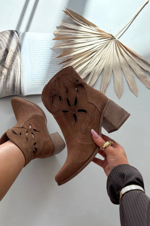 Dámské podpatky s ažurovými prvky Z Naturalnego Zamszu s podpatky Zazoo 3690 hnědá Dámské podpatky s ažurovými prvky Z Naturalnego Zamszu s podpatky Zazoo 3690 hnědá