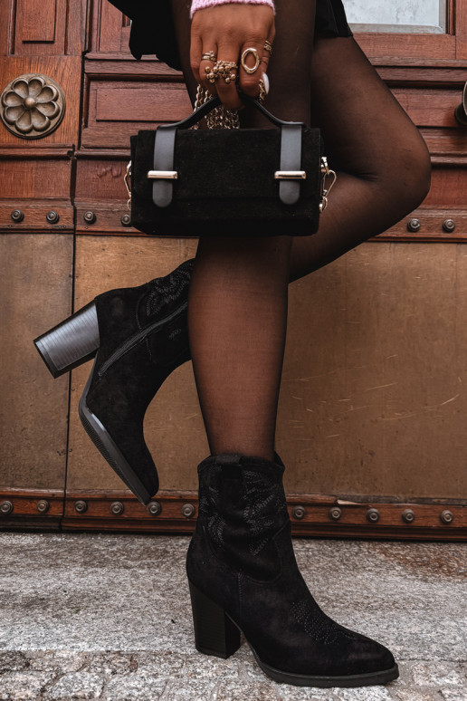 Boty v kovbojském stylu  s podpatky z eko semišeowe Černé Carissa