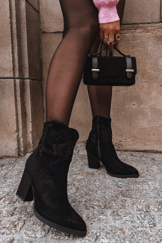 Boty v kovbojském stylu  s podpatky z eko semišeowe Černé Carissa