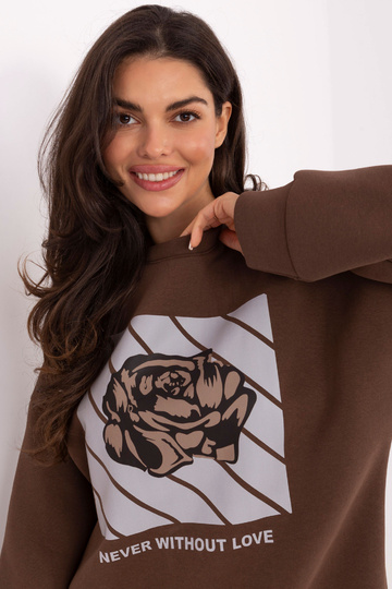 Hnědý svetr s kapucí 2