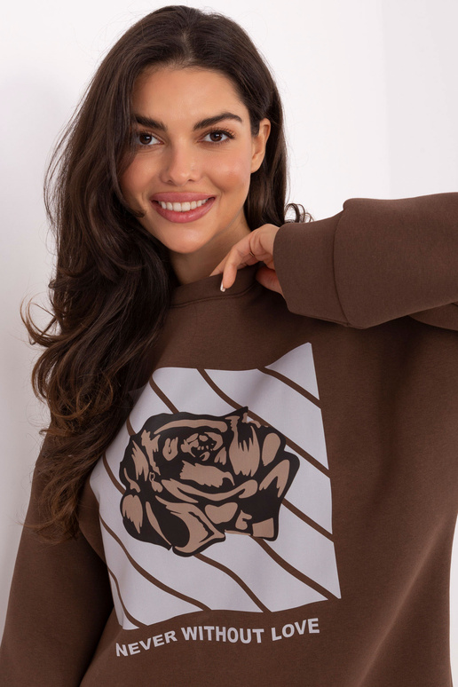 Hnědý svetr s kapucí