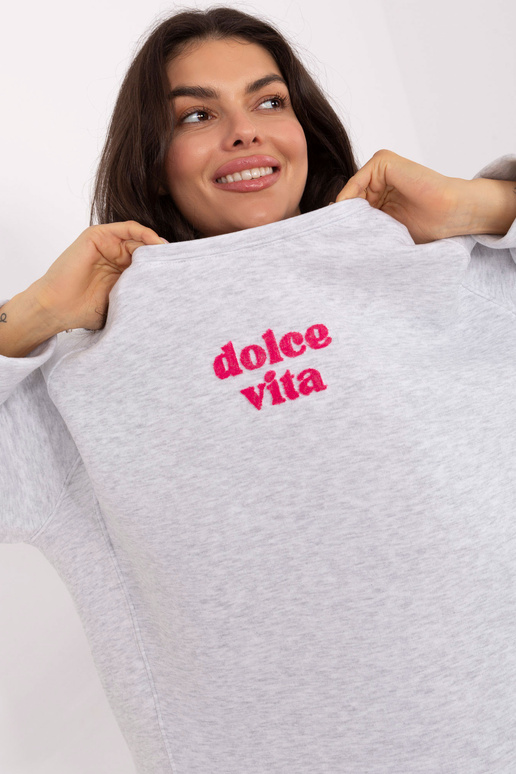 Modrý svetr, světle šedý