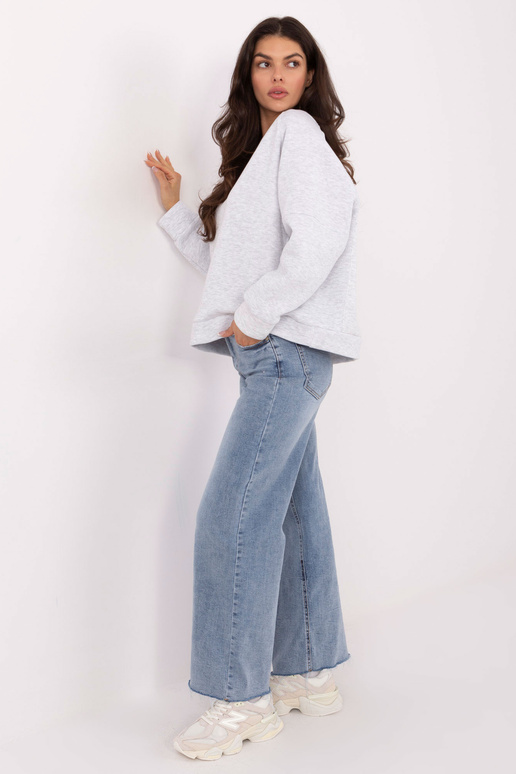 Modrý svetr, světle šedý