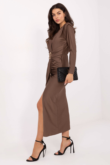 Šaty tmavě píseňové barvy