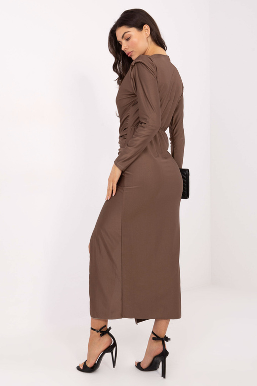 Šaty tmavě píseňové barvy