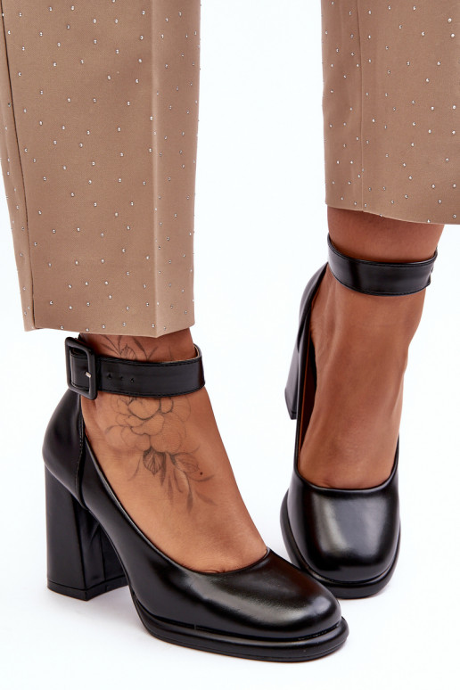 Obuv s podpatky s přezkami Černé Idovana