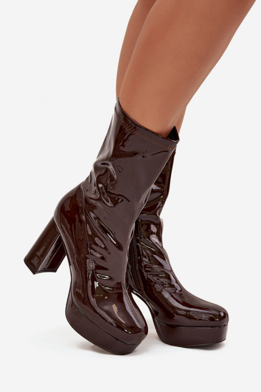 s efektem laku Dámské podpatky s platformou I Słupkowym Obcasie Czekoladowe Calvessa