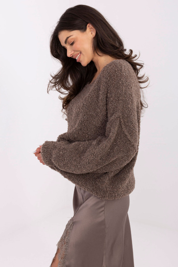 Tmavě hnědý svetr