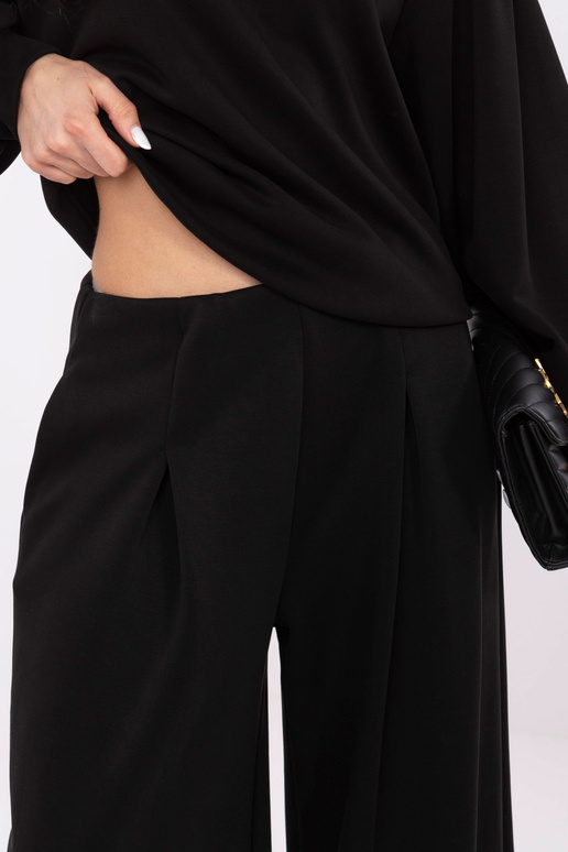 Tmavě hnědý svetr