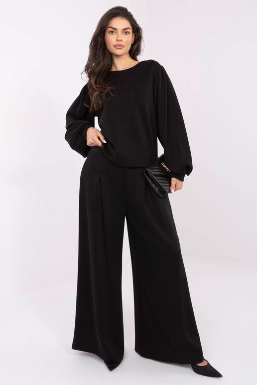 Tmavě hnědý svetr