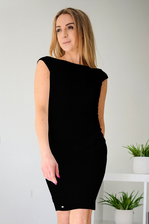 Juoda suknelė su užtrauktuku nugaroje...