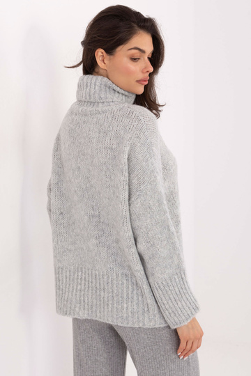 Šedý svetr 2