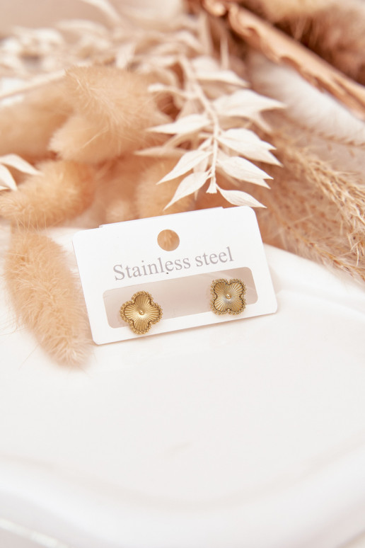 se stylovými detailyi z nerezové oceli zlaté barvy