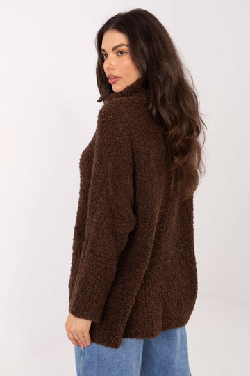 Tmavě hnědý svetr 2