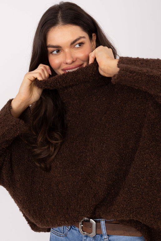 Tmavě hnědý svetr