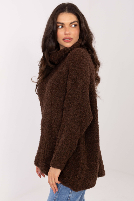 Tmavě hnědý svetr