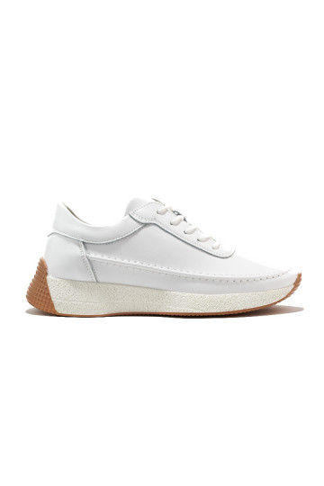   bílé sportovní obuv