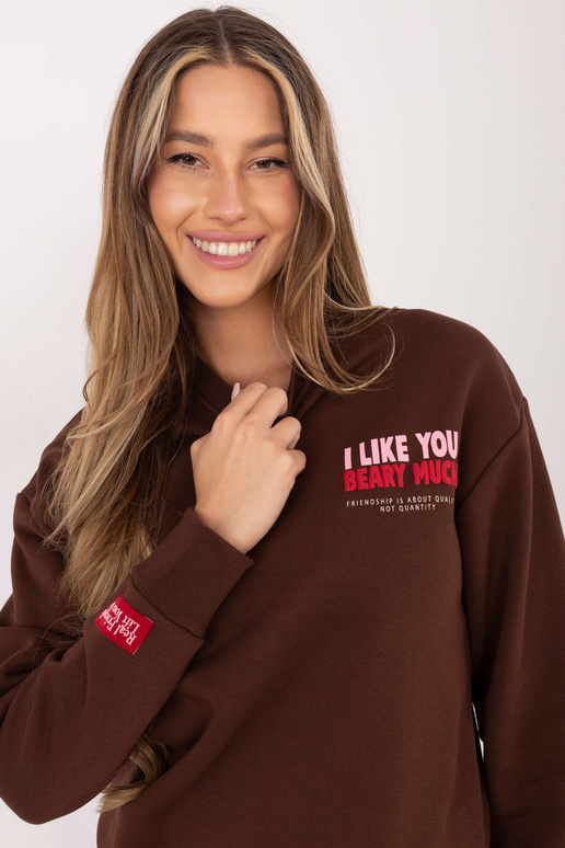 Tmavě hnědý svetr