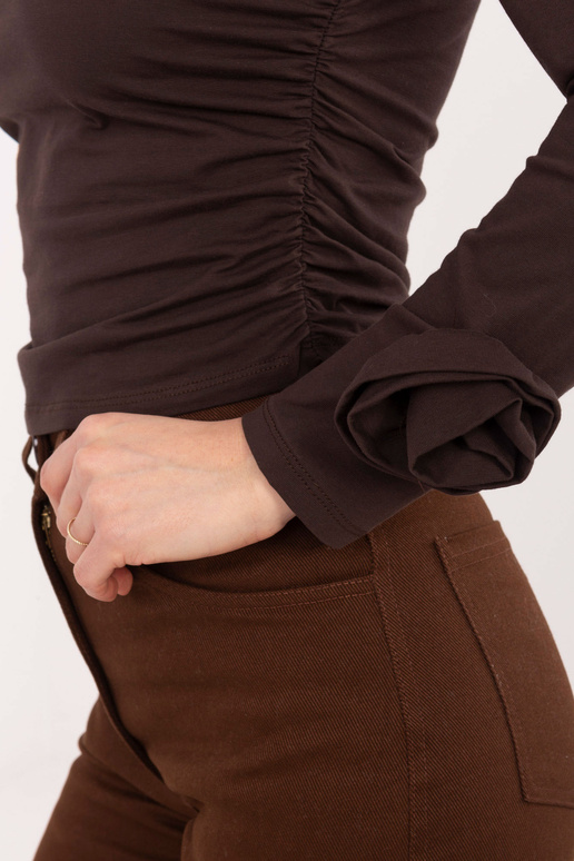 Tmavě hnědá halenka