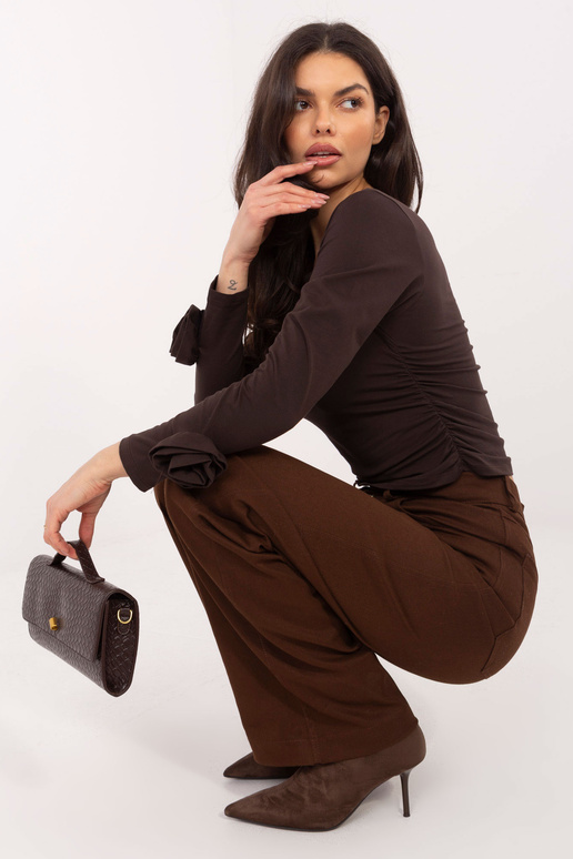 Tmavě hnědá halenka