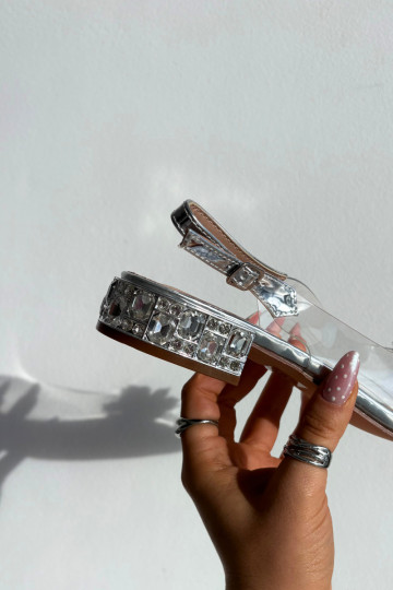  Žabky na nízkém podpatku  Detalami D&A MR52-229 stříbrné barvy 2